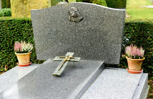 Photographies de KUZMA FUNERAIRE à D'Huison-Longueville