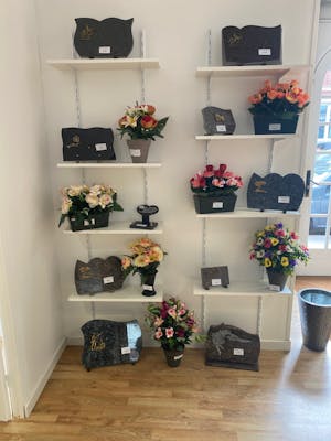 photo fleurs et stèle funéraires