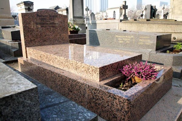 pierre tombale en granit