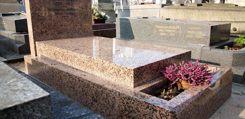 pierre tombale en granit