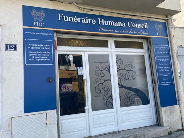 Plaque funéraire à Marseille - Funéraire Humana Conseil