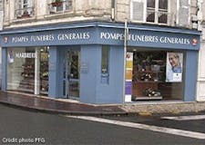 Devanture de Pompes Funèbres Générales