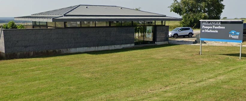 Photographie Pompes Funèbres et Marbrerie Mélanger de Saint-Hilaire-le-Châtel