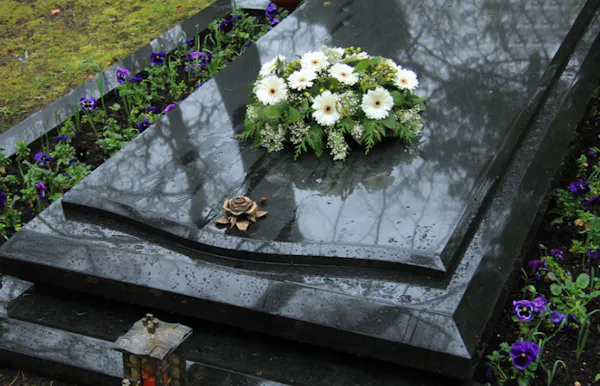 Photographies de KUZMA FUNERAIRE à D'Huison-Longueville