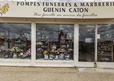 Devanture de Pompes Funèbres Caton