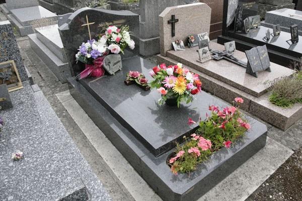 pierre tombale en granit