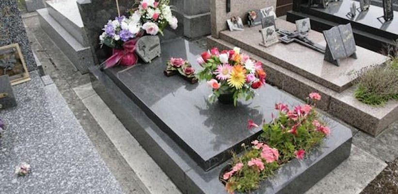 pierre tombale en granit