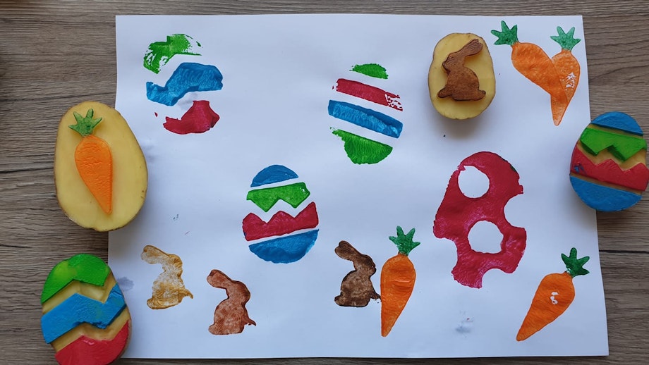 Ostereier-Kartoffeldruck in leuchten Farben