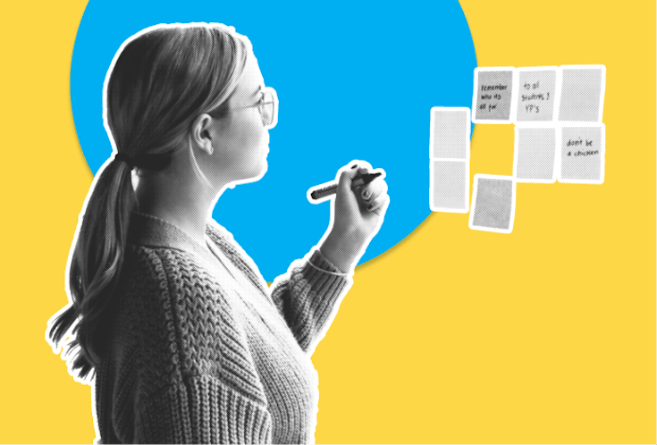 Eine Frau schreibt auf Post-its.