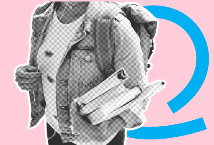 Frau mit Rucksack und gestapelten Büchern in den Händen.