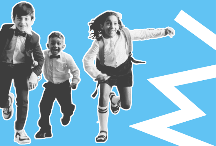 Mehrere Kinder rennen fröhlich.