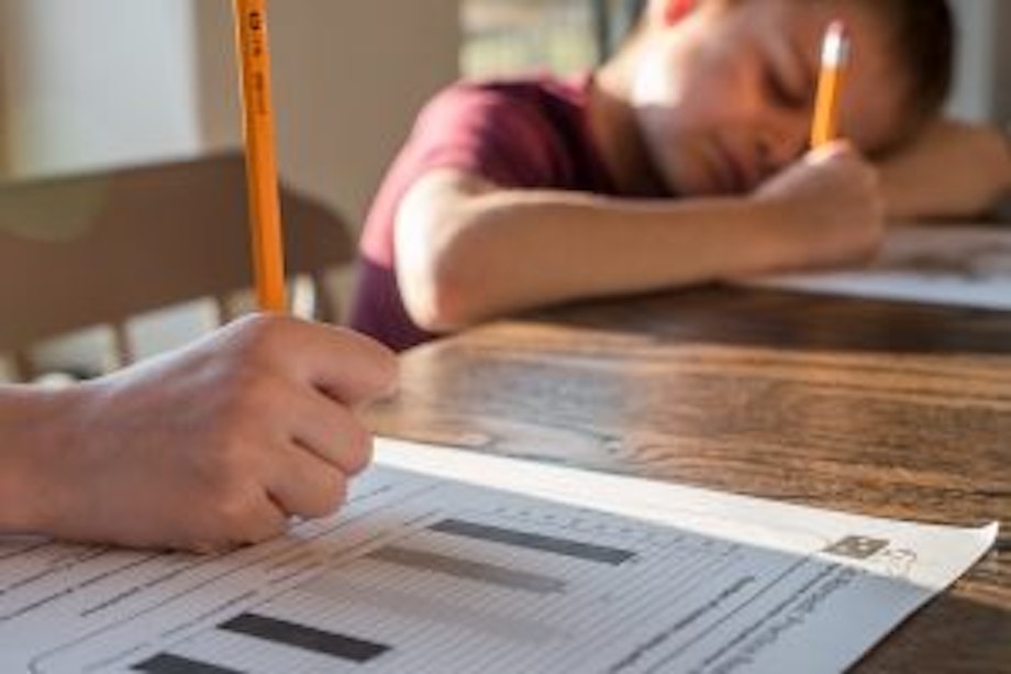 Zwei Schüler schreiben einen Test. Jetzt erfährst du, was LehrerInnen machen können, um den Schülern und Schülerinnen das Spicken zu erschweren.