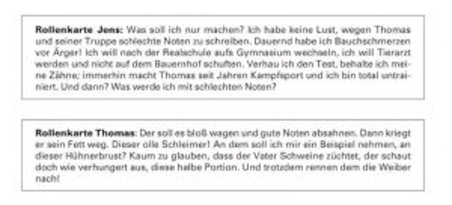 Auf dem Bild sind 2 Rollenkarten abgebildet. Bei dem Rollenspiel spielen Schüler und Schülerinnen entweder die Rolle des Mobbing-Opfers, des Täters oder Zuschauers.