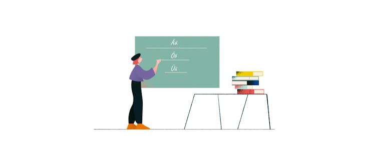 Eine Schülerin steht im Klassenzimmer und schreibt die Buchstaben Ä, Ö und Ü an die Tafel. In diesem Post findest du Unterrichtsmaterialien zum Thema Umlaute