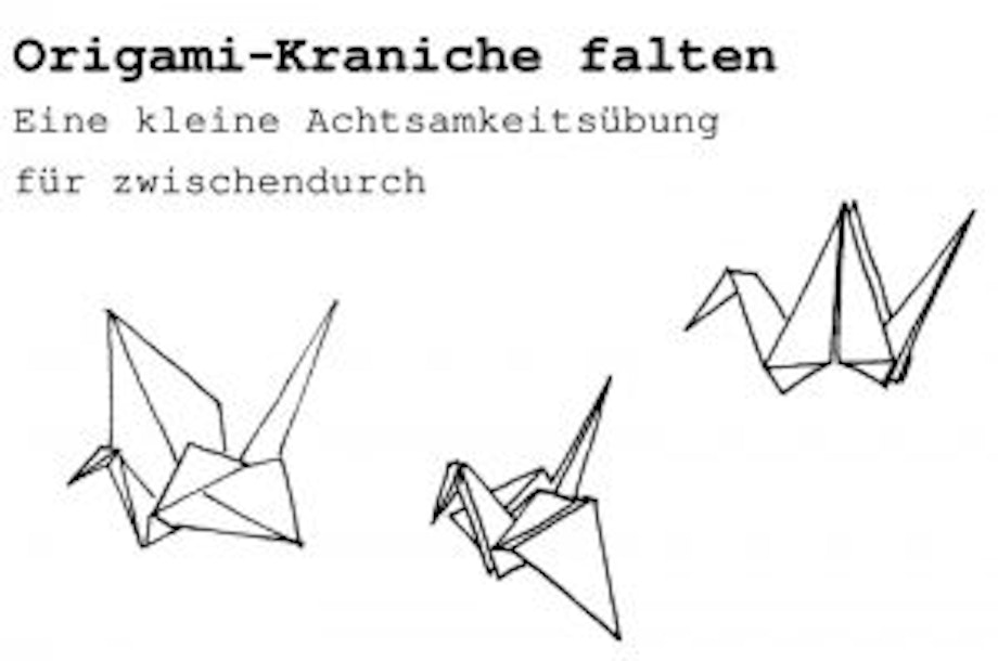 Drei Origami-Kraniche sind zu sehen. Kleine Achtsamkeitsübungen wie das Falten von Origami-Kranichen können Abwechslung in deinen Schulalltag bringen und Stress reduzieren.