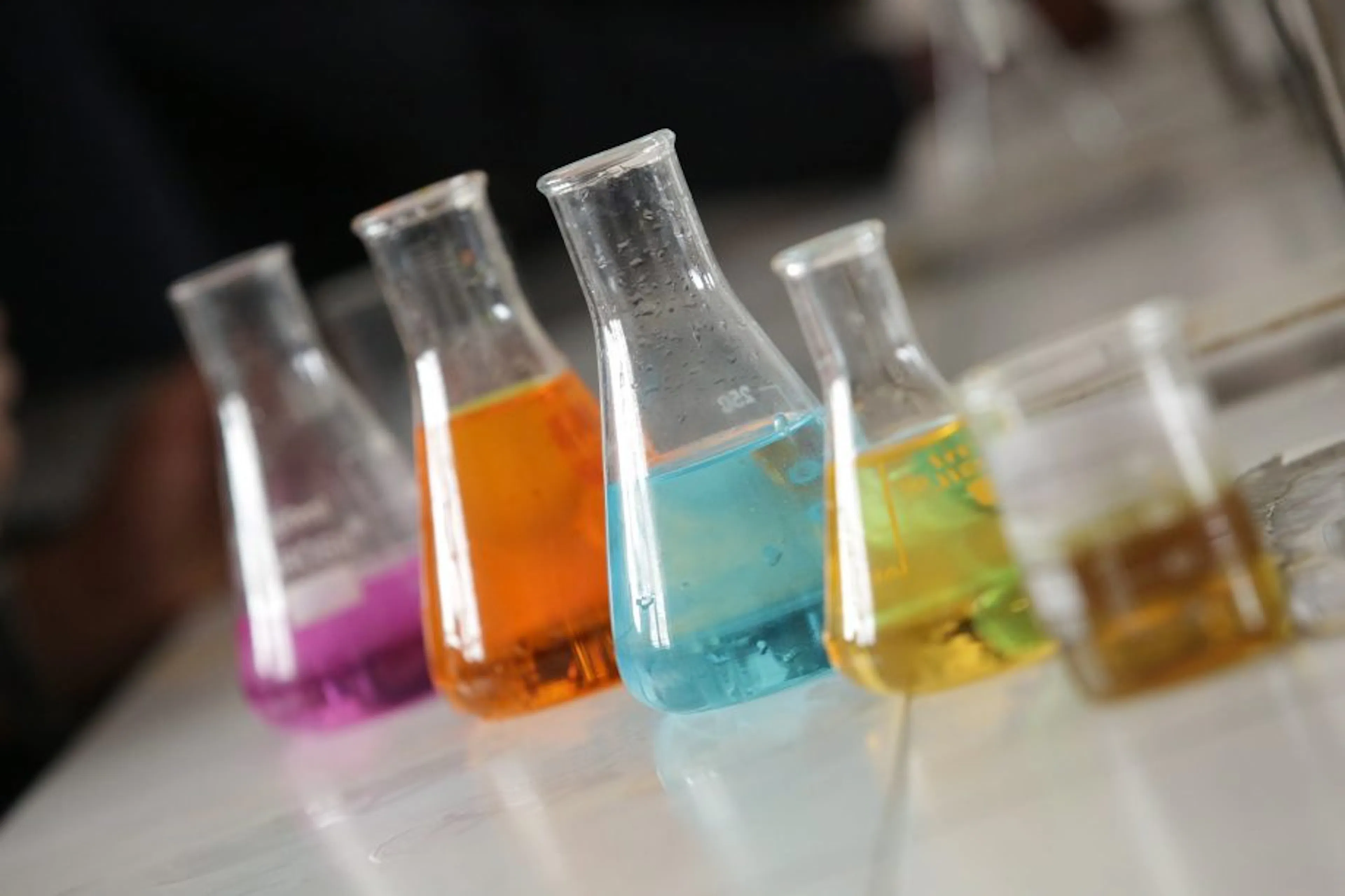 In diesem Beitrag zeigen wir dir fünf Experimente, die du mit deinen SuS im Unterricht nachmachen kannst.