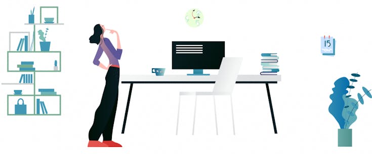 Eine Frau steht im Arbeitszimmer vor dem Computer und ist nachdenklich. In diesem Beitrag werden hilfreiche Tipps für Lehrkräfte zum Thema Unterrichtsplanung vorgestellt.