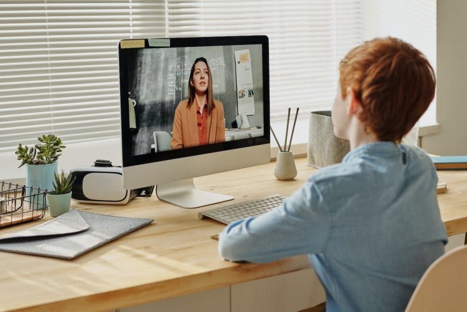 Ein Schüler sitzt vor dem Computer und hat Online-Unterricht