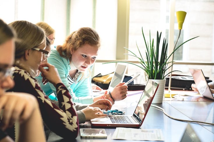 Schülerinnen arbeiten am Laptop