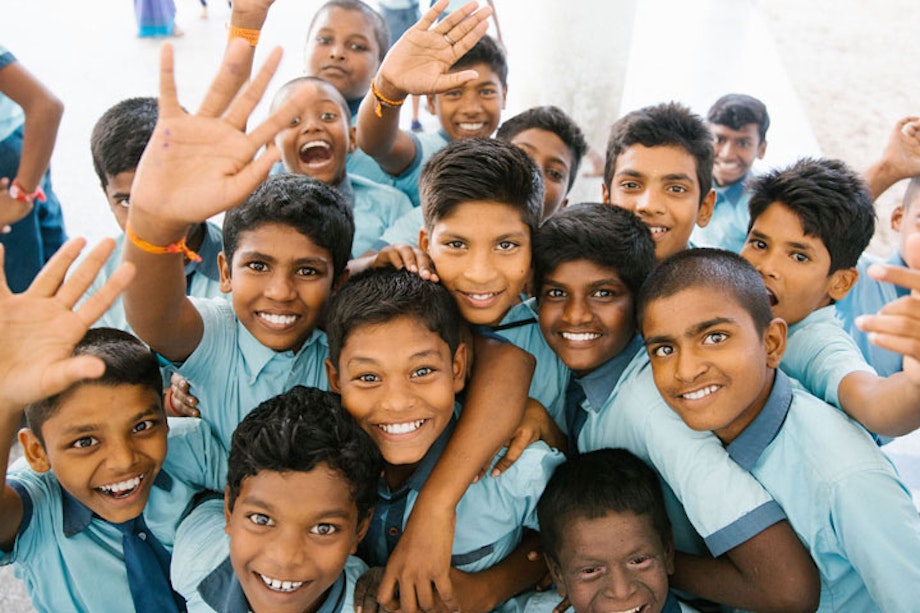 Schulkinder in der indischen Stadt Rameswaram posieren für ein Foto. Indien belegt international den Spitzenplatz, wenn es um den Ruf von Lehrkräften geht. Vieles spricht dafür, dass sozialer Aufstieg dort direkt mit Lehrerinnen und Lehrern verknüpft wird.