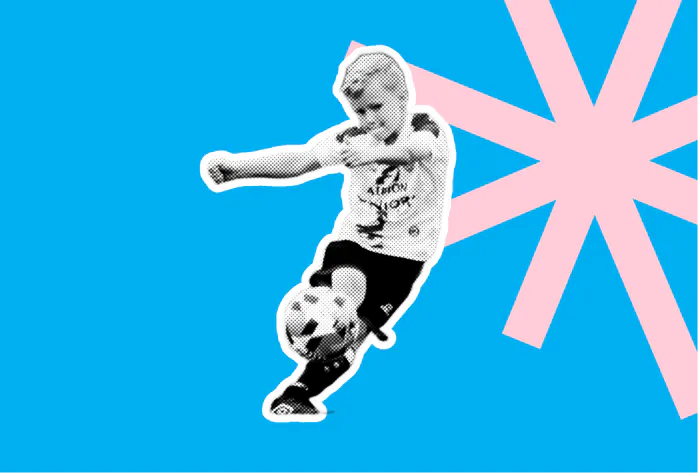Ein Junge tritt einen Fußball.