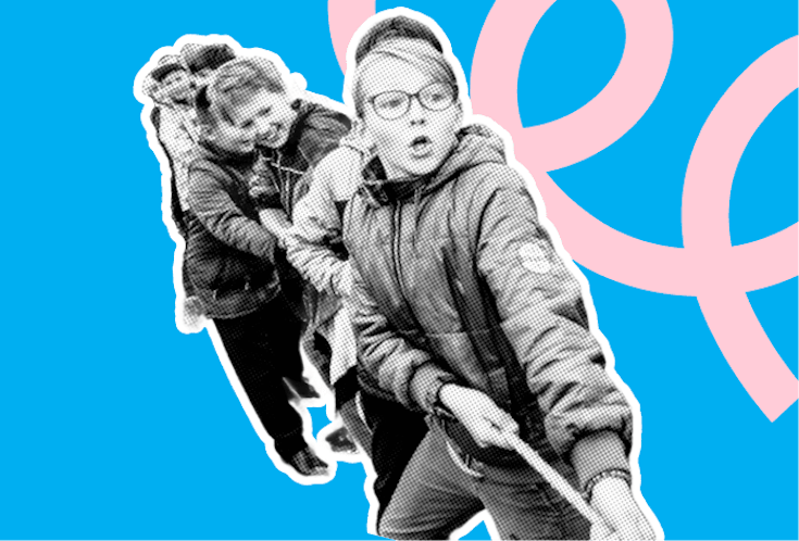 Kindergruppe zieht gemeinsam an einem Seil.