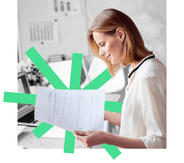 Lehrerin mit Arbeitsblatt in der Hand bei der Unterrichtsvorbereitung