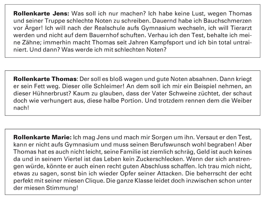 Auf dem Bild sind 2 Rollenkarten abgebildet. Bei dem Rollenspiel spielen Schüler und Schülerinnen entweder die Rolle des Mobbing-Opfers, des Täters oder Zuschauers.