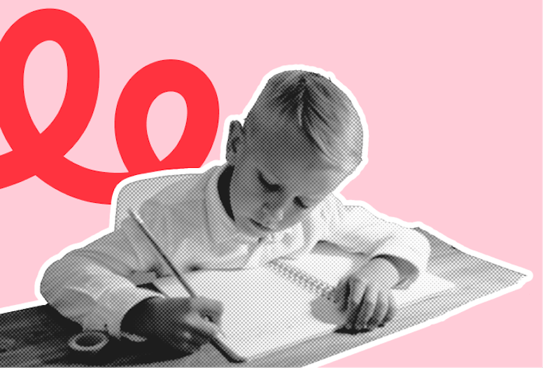 Kind arbeitet an einer Schreibaufgabe.