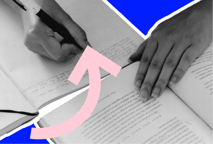 Eine Person macht handschriftliche Notizen vor einem aufgeschlagenen Buch.