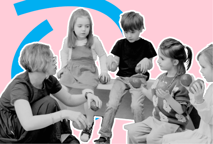 Lehrkraft spielt mit Grundschulkindern im Klassenzimmer