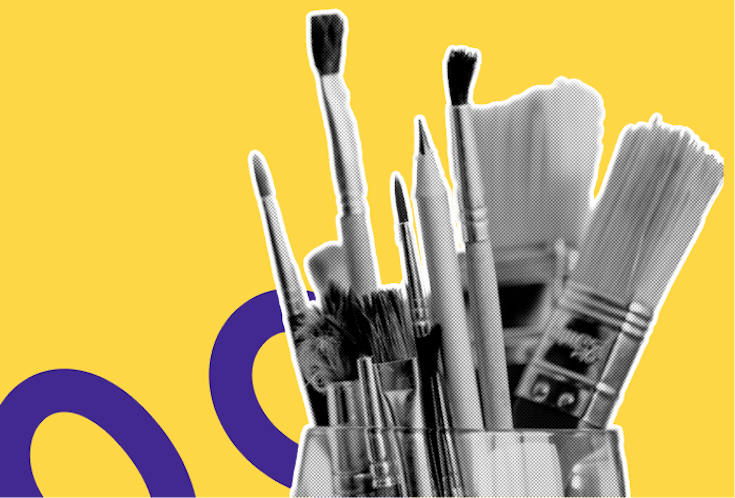 Ein Glas mit verschiedenen Pinseln.