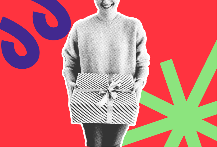 Lächelnde Frau hält ein Geschenk in den Händen.