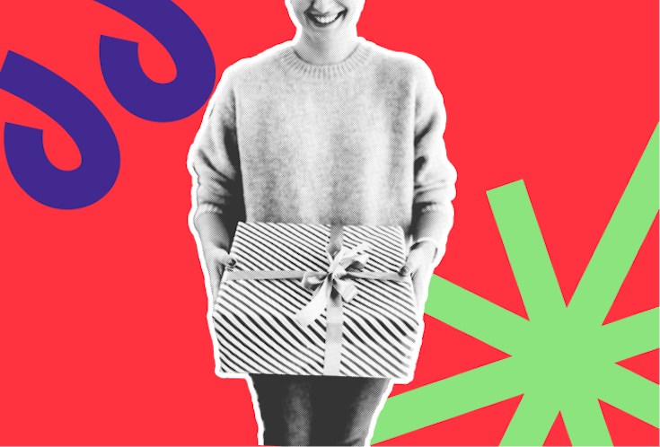 Lächelnde Frau hält ein Geschenk in den Händen.