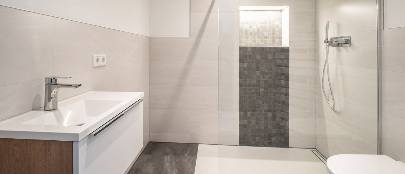 Ein Bild eines modernen Bades, gestaltet von dem Unternehmen Steinkühler - Digitalisierung Handwerk von der Meisterstück Agency aus Köln.