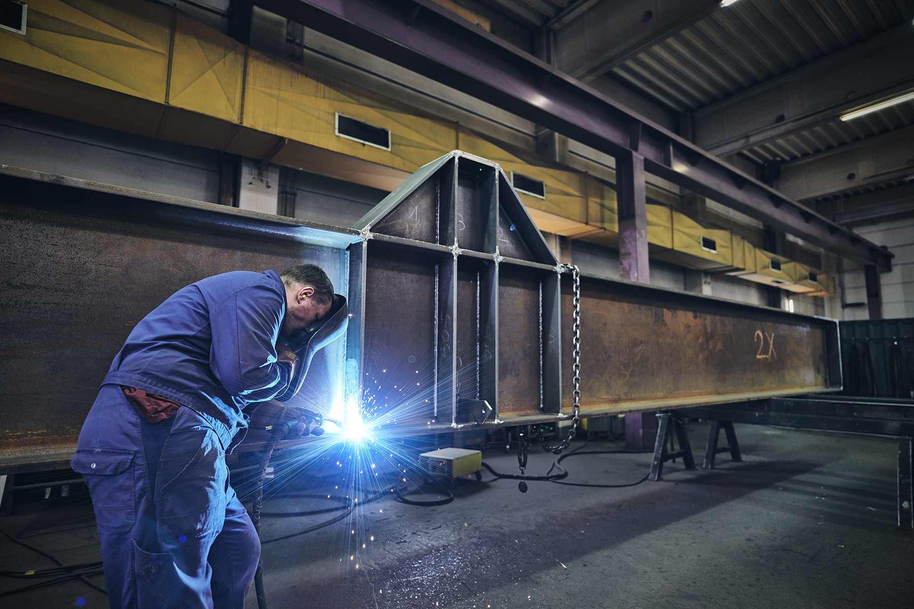Ein Mann beim durchführen einer Schweissarbeit -  Digitales Handwerk von der Meisterstück Agency aus Köln