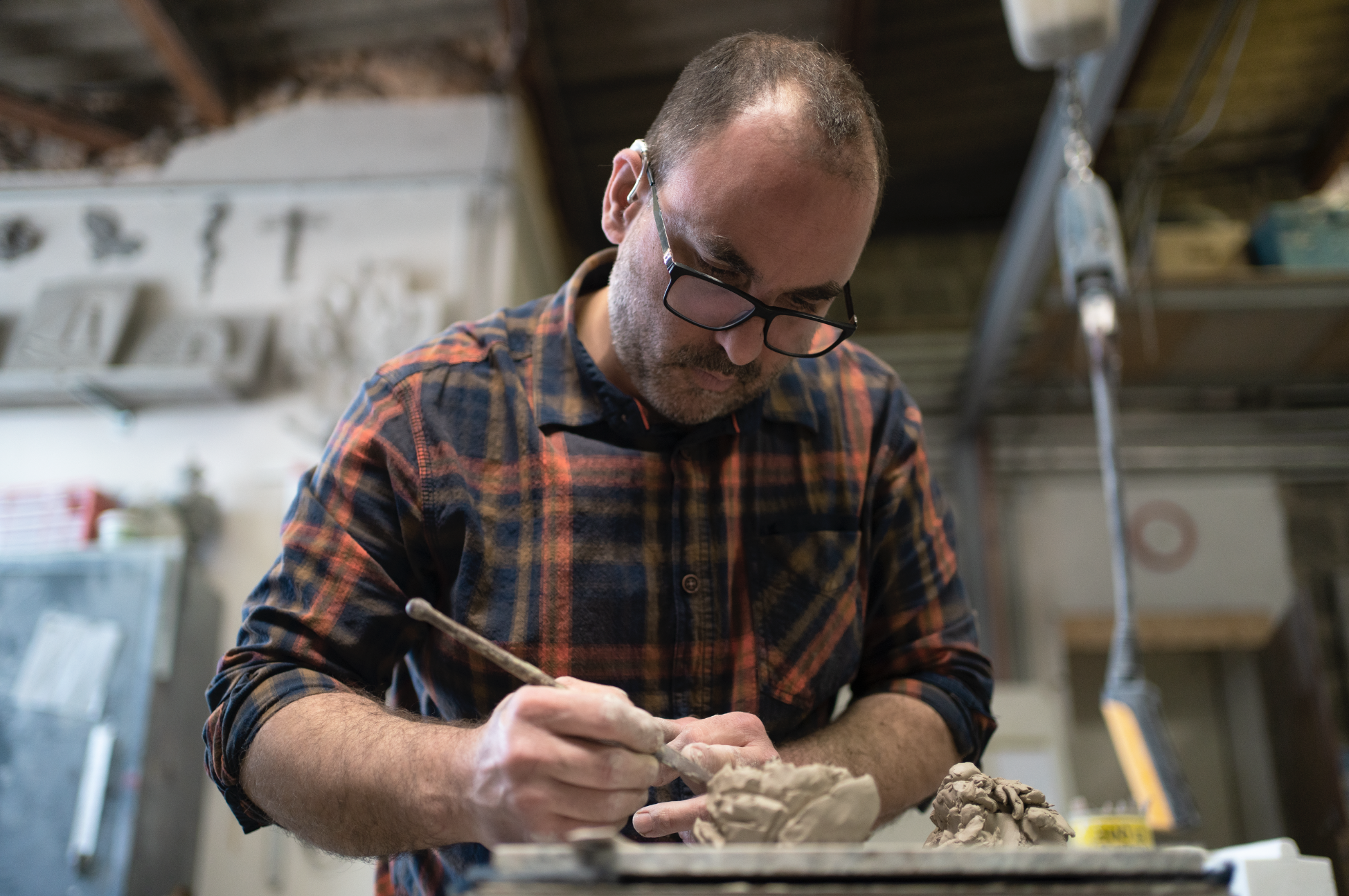 Mitarbeiter des Unternehmen Stein Kunst Kaiser, bei der Spachtelarbeit - Handwerker Website von der Meisterstück Agency aus Köln