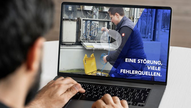 Ein Mann schaut sich ein Video zur Behebung von Fehlern, erklärt durch einen Mitarbeiter des Unternehmens Hecking an - Mitarbeiter finden Handwerk, begleitet von der Meisterstück Agency aus Köln