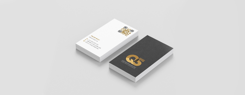 Die neuen Visitenkarten des Unternehmens Q5 mit einem goldenen QR-Code - Werbemittel Handwerk, von der Meisterstück Agency aus Köln