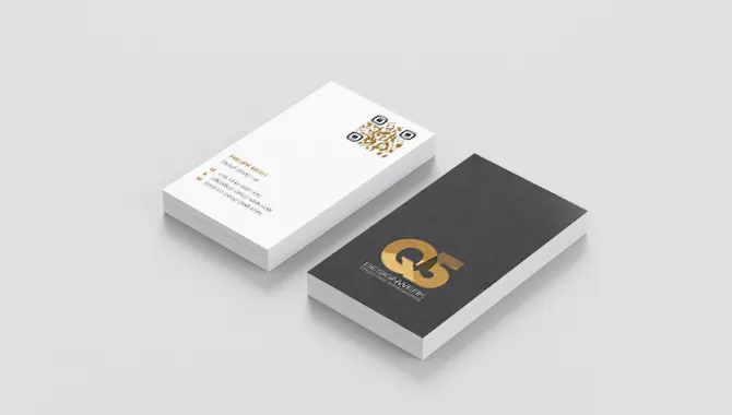 Die neuen Visitenkarten des Unternehmens Q5 mit einem goldenen QR-Code - Werbemittel Handwerk, von der Meisterstück Agency aus Köln