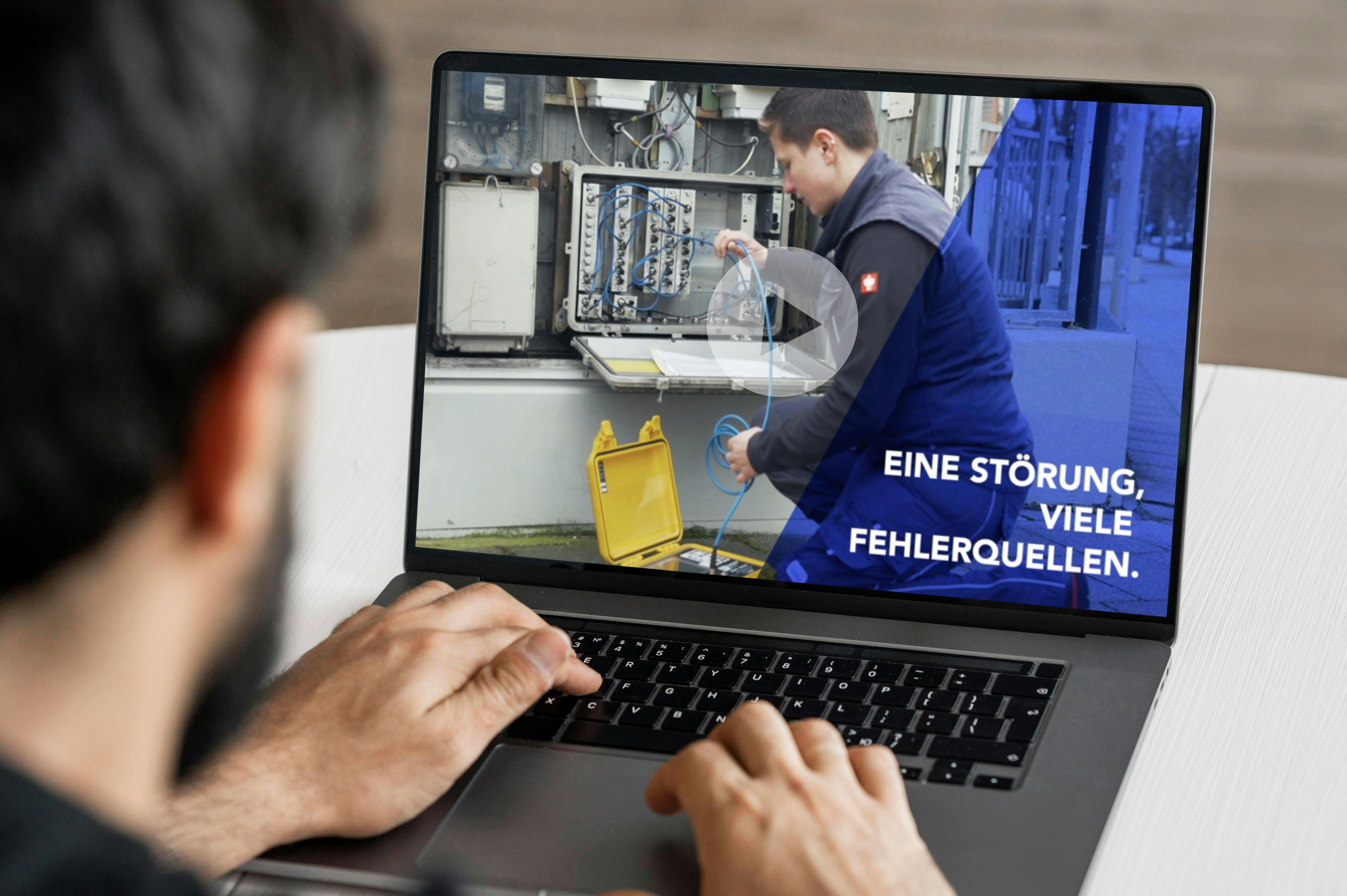 Ein Mann schaut auf einen Laptop - Marke digitalisieren Handwerk, die Meisterstück Agency aus Köln, hilft Ihnen bei der Digitalisierung Ihrer Marke