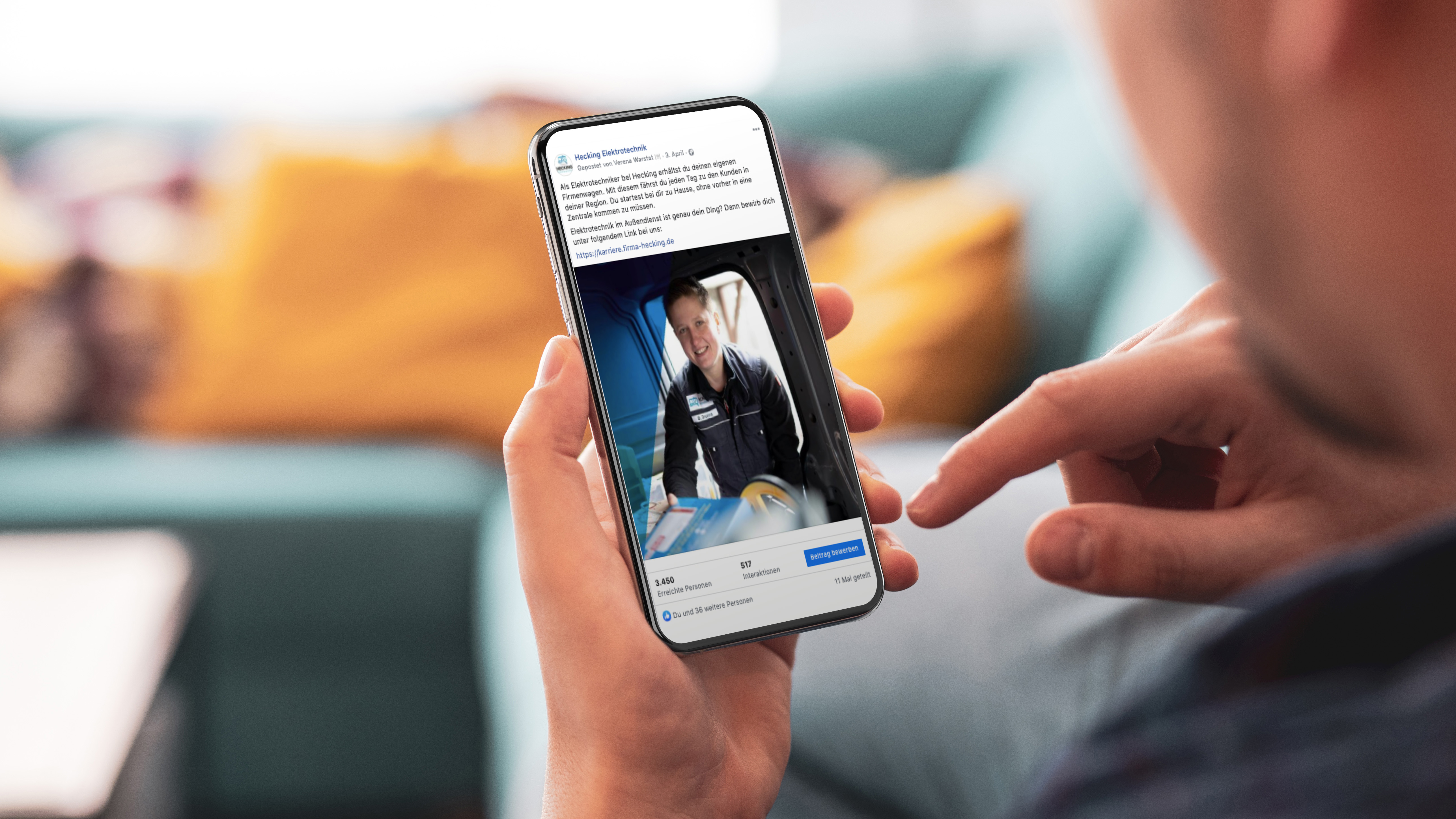 Ein Mann sieht auf seinem Smartphone einen Social-Media Beitrag des Unternehmens Hecking Elektrotechnik  - Mitarbeiter finden Handwerk, begleitet von der Meisterstück Agency aus Köln
