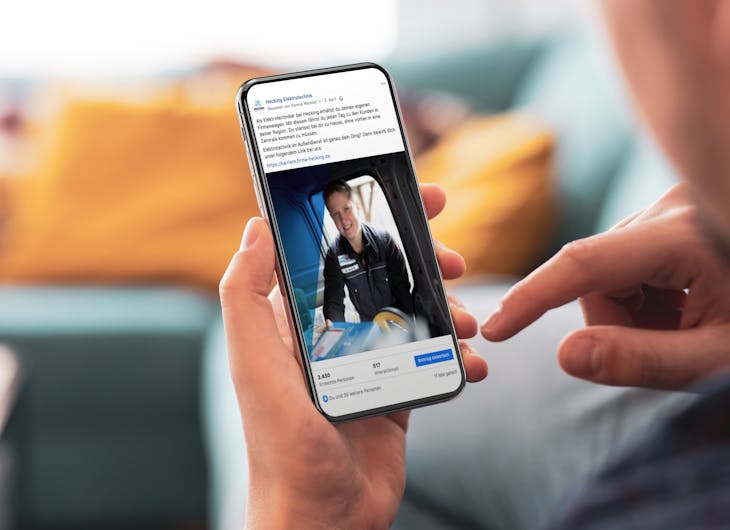 Ein Mann sieht auf seinem Smartphone einen Social-Media Beitrag des Unternehmens Hecking Elektrotechnik - Mitarbeiter finden Handwerk, begleitet von der Meisterstück Agency aus Köln