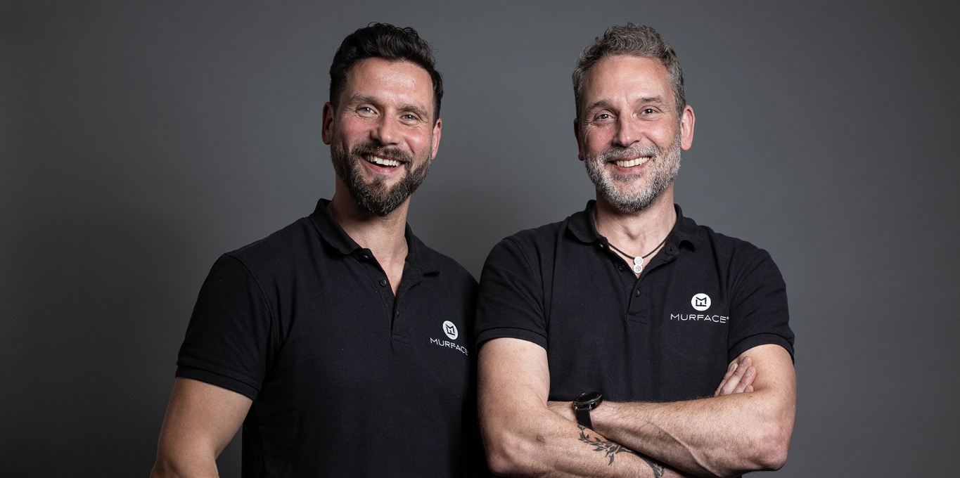 Zwei Mitarbeiter des Unternehmens Murface während eines Fotoshootings - Digitalisierung Handwerk von der Meisterstück Agency aus Köln.
