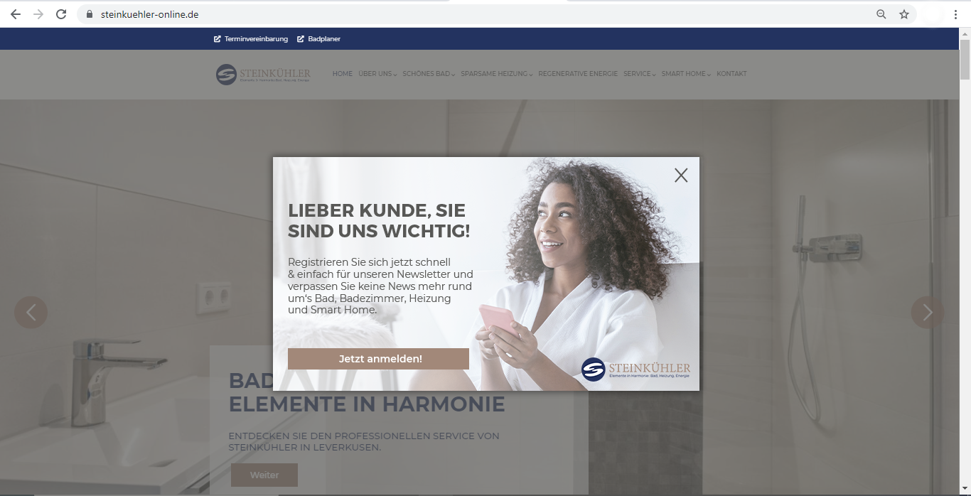 Eine lächelnde Frau mit einem pinken Handy in der Hand - Digitalisierung Handwerk von der Meisterstück Agency aus Köln..