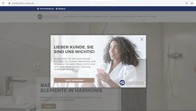 Eine lächelnde Frau mit einem pinken Handy in der Hand - Digitalisierung Handwerk von der Meisterstück Agency aus Köln..