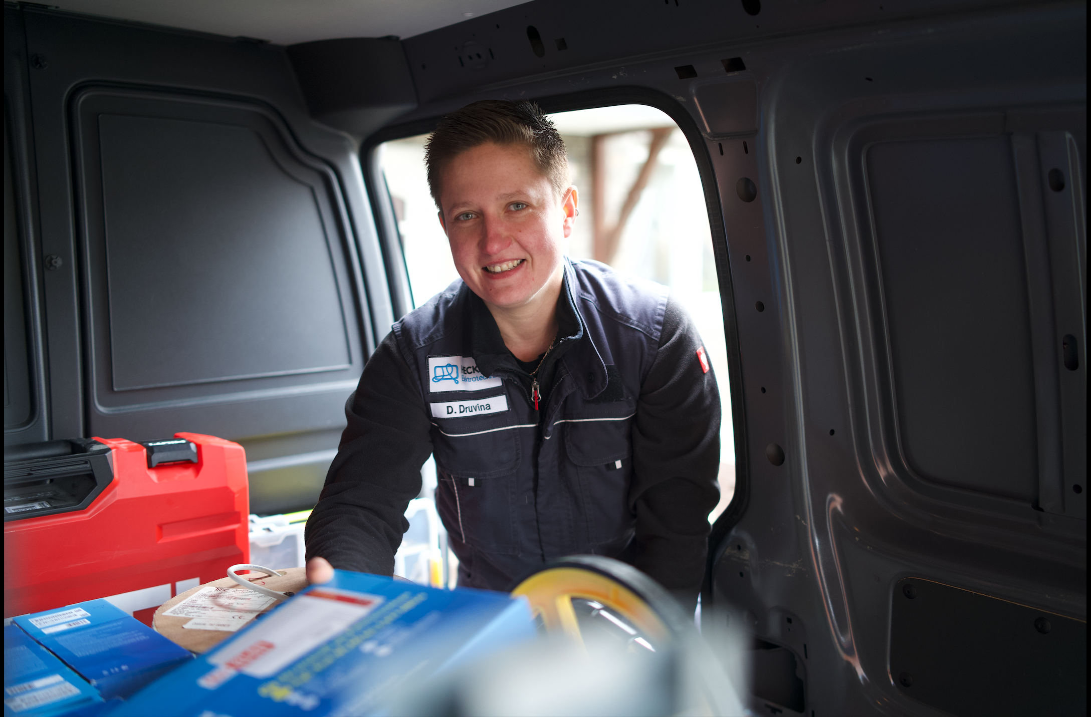 Eine Mitarbeiterin beim Shooting  - Mitarbeiter finden Handwerk, begleitet von der Meisterstück Agency aus Köln