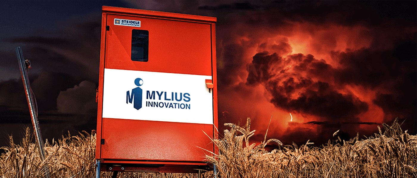 Ein Stromkasten in Rot mit dem neuen Mylius Logo - Social-Media Marketing Handwerk, Meisterstück Agency, Köln