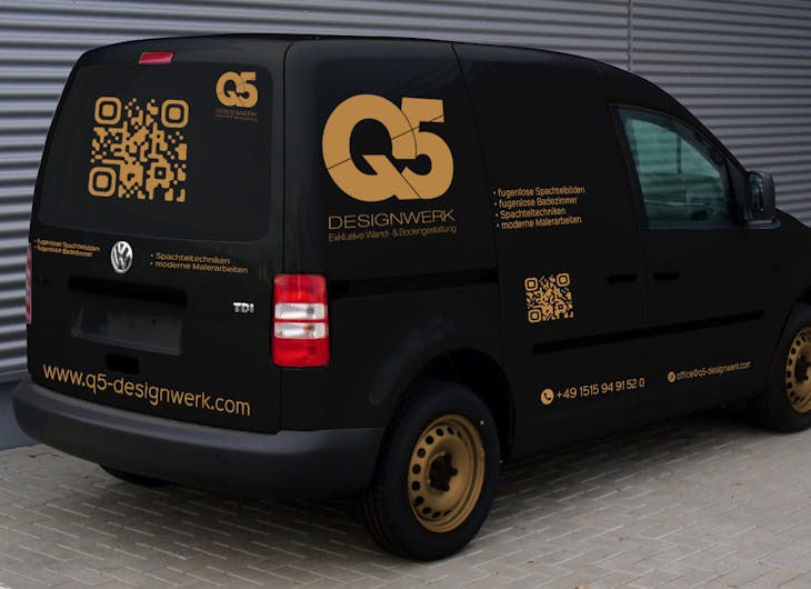 Ein Van in Schwarz/Gold mit QR-Codes und dem Q5 Logo - Werbemittel Handwerk, von der Meisterstück Agency aus Köln