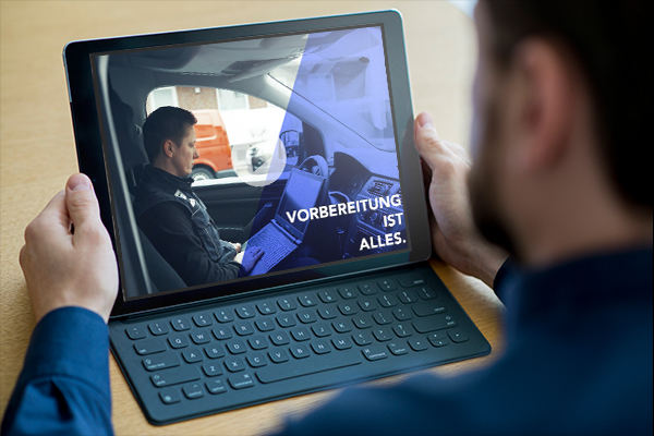 Das Bild zeigt einen Mann der ein Viedo des Unternehmens Hecking auf seinem Tablet schaut  - Mitarbeiter finden Handwerk, begleitet von der Meisterstück Agency aus Köln